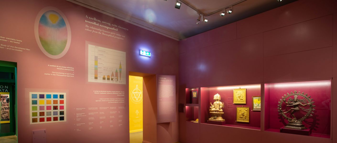  Kurátori tárlatvezetés a 'LÉLEGZŐ FÉNY' kiállításban