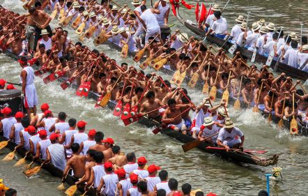 Dragon boat tradition in South China. Lecture by Balázs Káplár