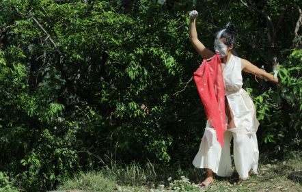 The garden of mystic walk | Meditatív butoh workshop és performansz Gio Ju koreai textil- és performansz művésszel