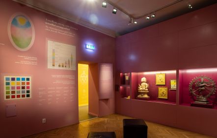  Kurátori tárlatvezetés a 'LÉLEGZŐ FÉNY' kiállításban