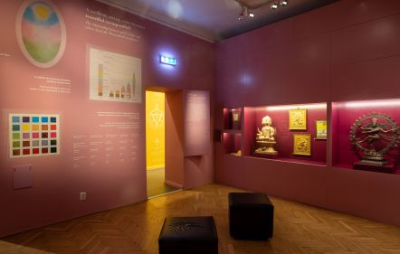  Kurátori tárlatvezetés a 'LÉLEGZŐ FÉNY' kiállításban