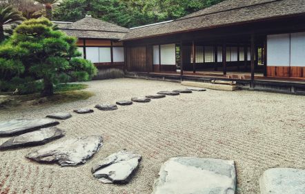 Meditative walk around the theme of rock in Japanese gardens and Asian culture