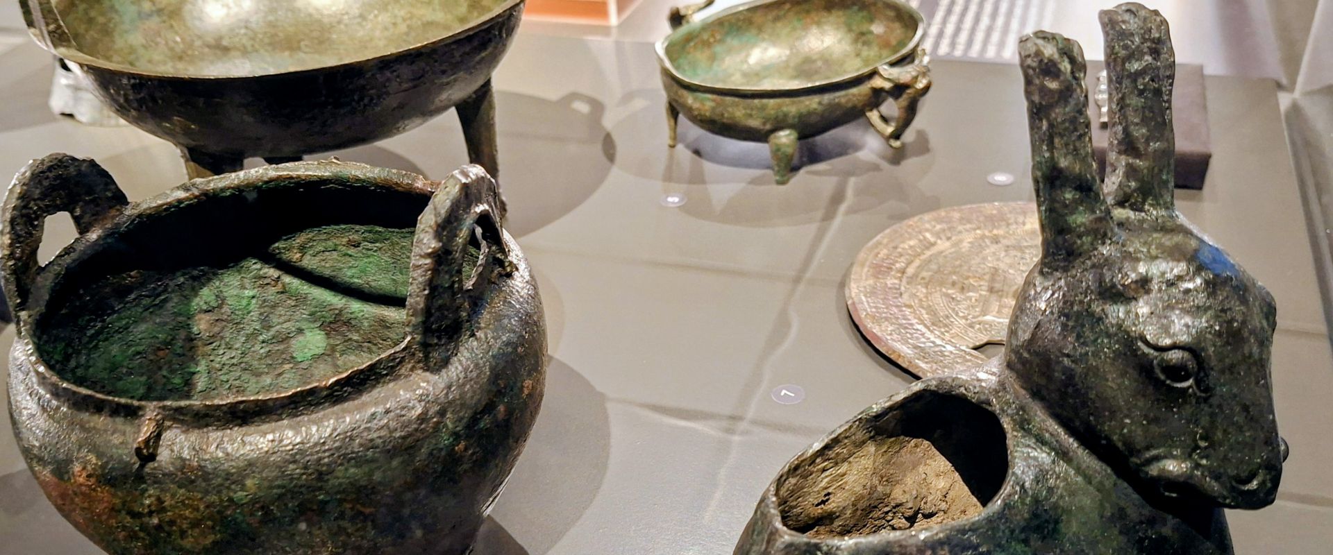 Bronzba zárt világ