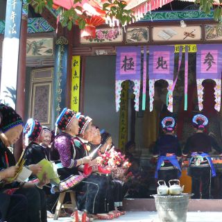 A yunnani Zhoucheng település bai nemzetiségi, buddhista szövegeket recitáló, női társulata az őszi Idősek Ünnepén. (Bagi Judit felvétele)