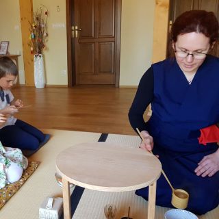 Rajzó-Kontor Kornélia gyermekei körében, teakészítés közben