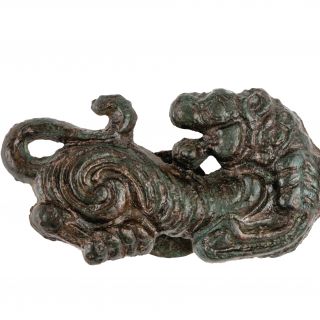 Övkapocs tigris hátrafordított fejű tigris alakjával