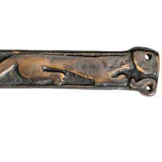 Kés, nyelén ragadozó ábrázolásával