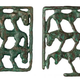 Ruhaveret három ló egymás fölött keretben