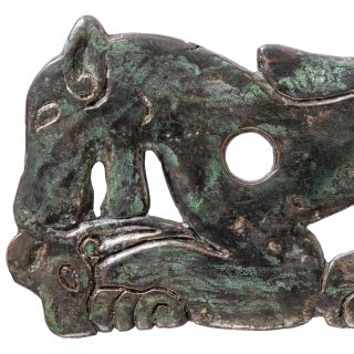 Övcsat Argali juhot széttépő tigris alakjával