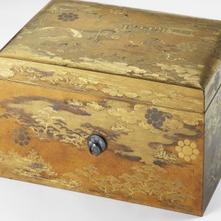 Gendzsi monogatari 14. fejezetének Szumijosi-jelenetével és kujó (kilenc kör) címermotívumokkal díszített, írószeres kellékek tárolására szolgáló aranylakk doboz, 17. század vége 