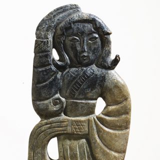 Táncosnő. Vajszínű jáde, sötét folttal Keleti Zhou-kor, Kr. e. 5-3. század