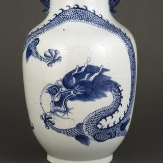 Váza sárkány díszítéssel. Porcelán, máz alatti kék festéssel (qinghua) 1662-1722 Jiangxi-tartomány Jelzett: hat írásjegyes kobalt Kangxi jelzet