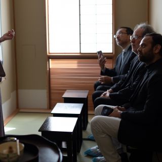 Rajzó-Kontor Kornélia, az Urasenke iskola teaművésze bemutatja a teaszertartás szobát 