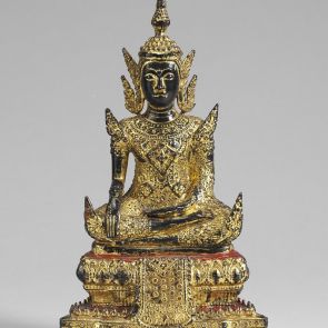 Ülő Buddha, földet érintő kéztartással