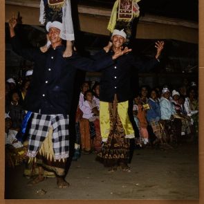 Transzba esett lányok elegáns öltözetben lévő férfiak vállán