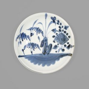 Kék-fehér tányér, növényi dísszel