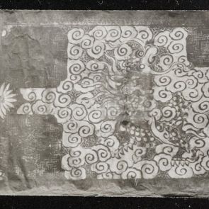 Fekete-fehér fénykép feliratos tekercsképről