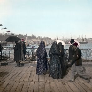 Konstantinápoly. Török nők a Galata hídon