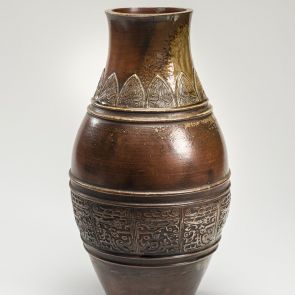 Bronzedényt imitáló váza, cikáda és taotie maszkdíszítéssel