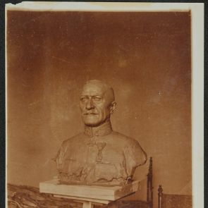 Lajos Schöne's bequest: Photographs from World War I. Officer's bust, modeled from clay