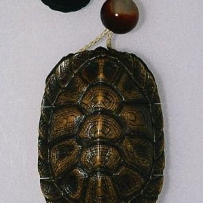 Tortoiseshell-shaped inrō with two compartments, with carneol crystal ojime and tortoiseshell-shaped netsuke