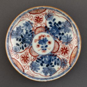 Small plate with motifs of flowers in medallions