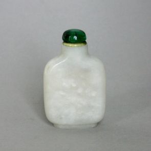Snuff bottle with flat, angular shoulders