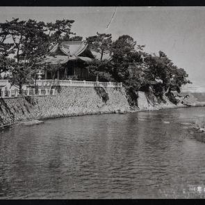 N. Nabeshima francia nyelvű, fekete-fehér képeslapja Felvinczi Takács ZoltánnakTokióból