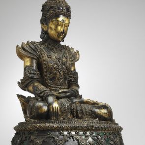 Buddha királyi díszben, földet érintő kéztartással