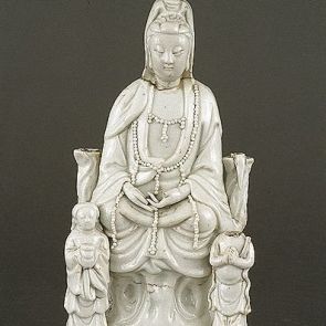 Ülő Guanyin bódhiszattva, két kísérőjével