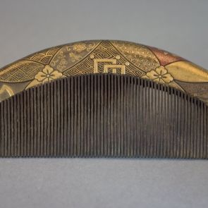 Ornamental comb (sashi-gushi) with textile motifs
