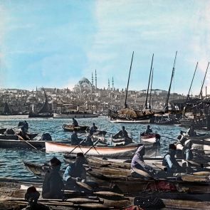 Konstantinápoly. Kajikosok az Aranyszarv-öbölben, háttérben a Szulejmánije-dzsámi