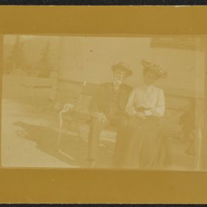 Hopp Ferenc és Móry Helén egy napsütötte padon