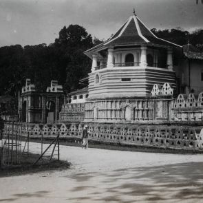 A szent fog templománál