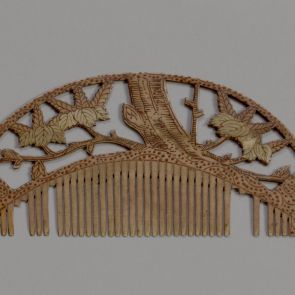 Ornamental comb (sashi-gushi) with paulownia crest (kiri-mon).