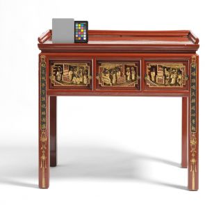 Íróasztal (egykor ősök oltárasztala), lábain kalligrafikus feliratokkal