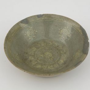 Bowl with chrysanthemum motifs