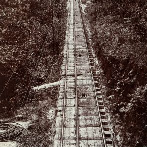 Hongkong. A fel s lemenő kocsik találkozóhelye