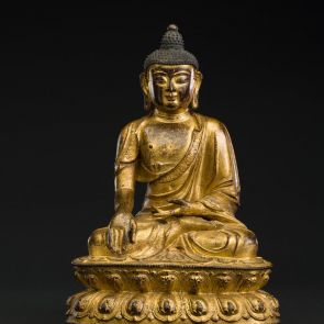 Ülő Sákjamuni Buddha, jobbja a Földet érintő tartásban (szanszkrit: bhūmisparśamudrā)