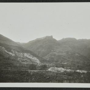 Hegyek gerincén futó Nagy fal, előtte a lekopott sziklák, Nankou-hágó, Peking környéke