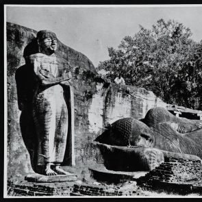 Buddha Parinirvánája - Polonnaruwa - fekete-fehér fotó