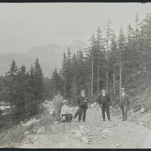 Hopp Ferenc barátai az Új-Csorba-tó (Štrbské pleso) melletti köves úton: Móry Helén, Móry Károly három úr társaságában