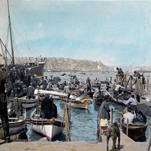 Konstantinápoly. Kajikosok Eminönü kikötőjében, háttérben Topháne