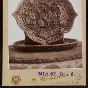 Fekete-fehér fotó kínai lakk tálkáról kartonra kasírozva