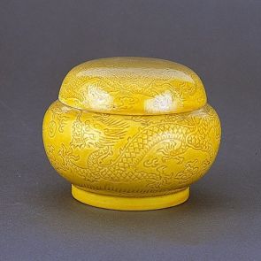 Lidded round box with dragon design