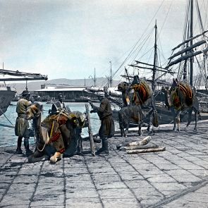 Teherhordó tevék az izmiri kikötőben (Kordon)