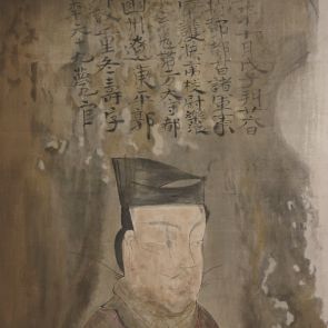 A nyugati sírkamra bejáratát őrző testőr feje fölött Dongsu generális sírfeliratával