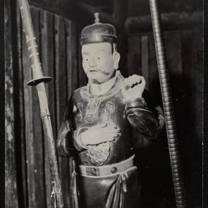 Fekete-fehér fotó hagyományos vietnámi katonai öltözetben ábrázolt szoborról