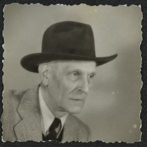 Unknown photographer: Portrait of Ervin Baktay with hat