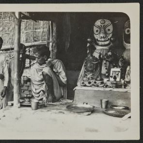 Kegyszerárus és homlokjel-festő bódéja, Kolkata (Calcutta)